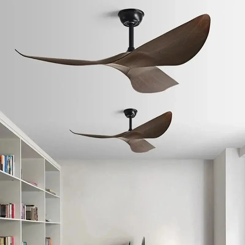 Bureau moderne américain avec ventilateur de plafond à télécommande sans lumière