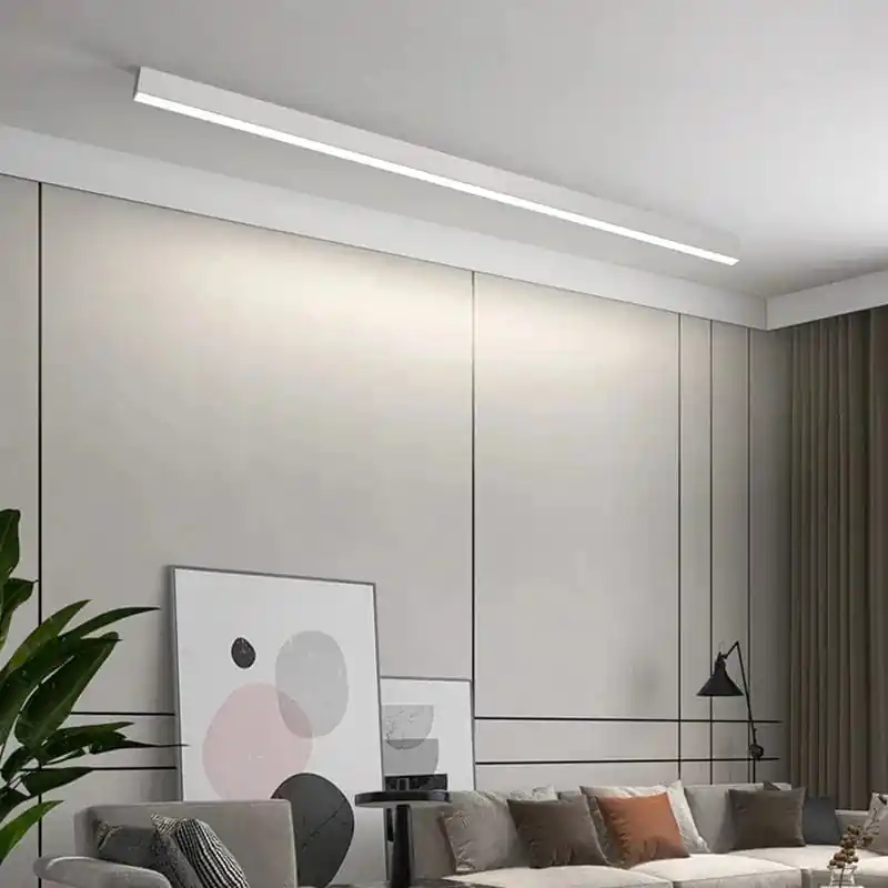 Plafonnier LED moderne en aluminium à intensité variable.