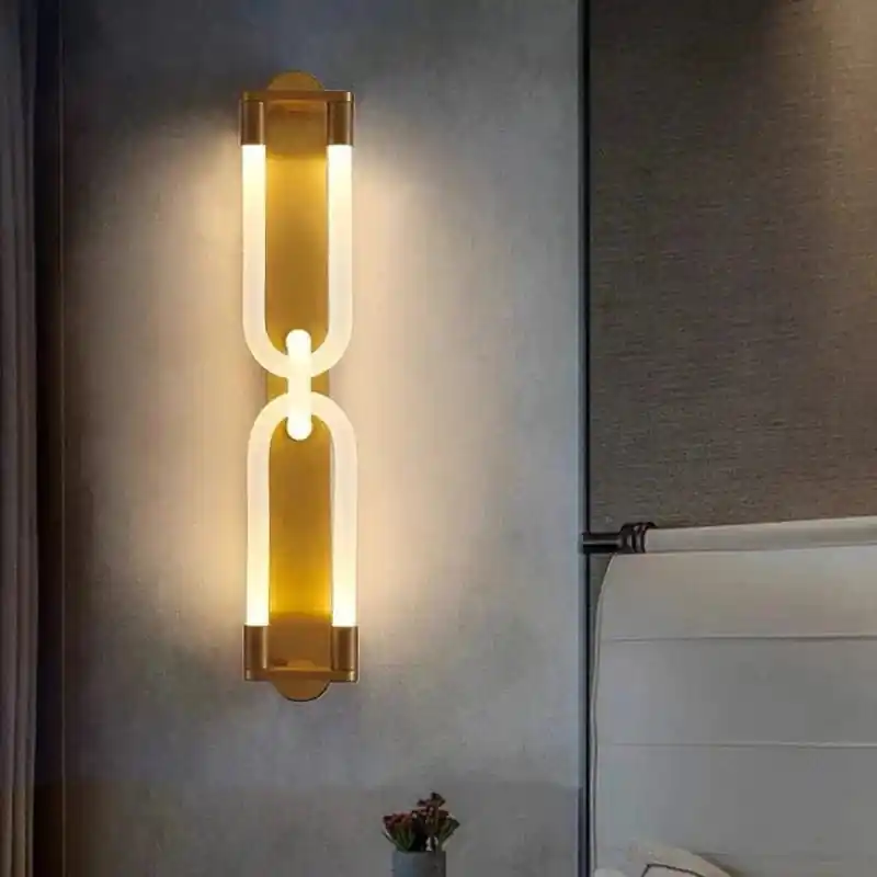 Applique murale LED design en métal et acrylique pour un intérieur moderne