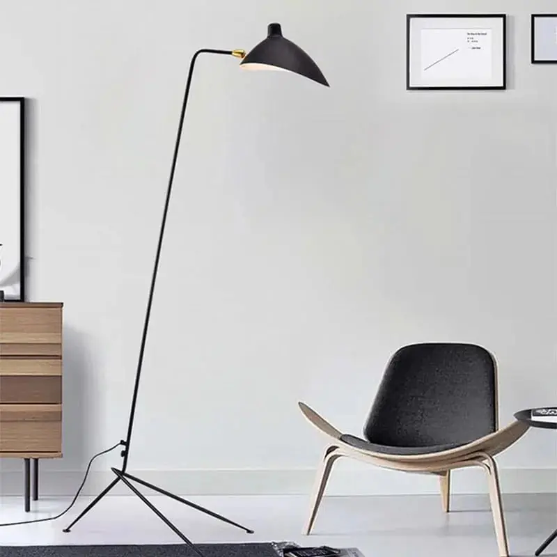 Lampadaire minimaliste en métal noir avec abat-jour rotatif