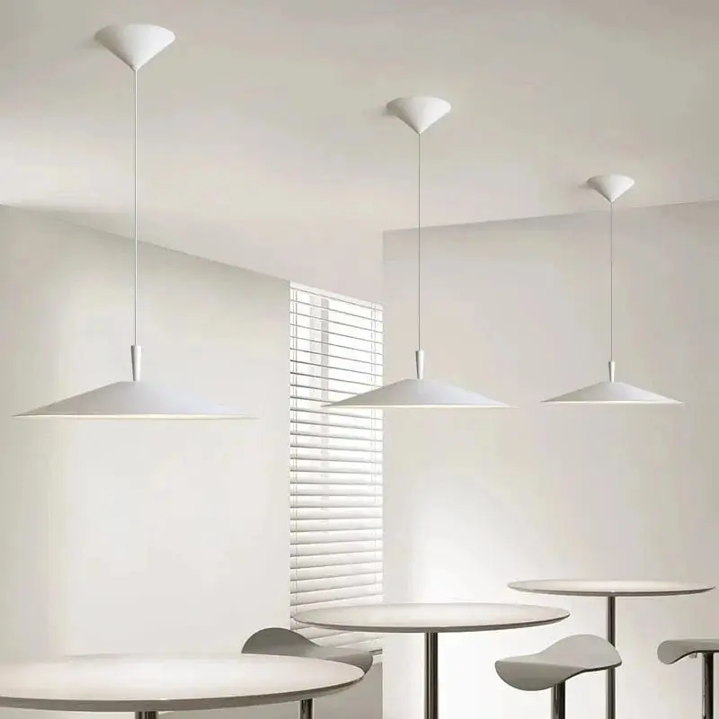 Lampe LED suspendue métallique pour bar ou restaurant, avec 3 niveaux de réglage.