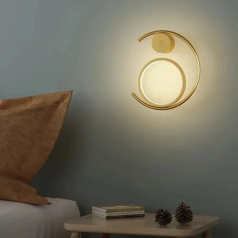 Applique murale moderne en métal doré pour une ambiance minimaliste.