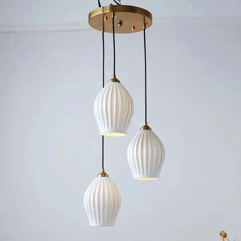 Lampes suspendues en céramique nervurée de style britannique contemporain