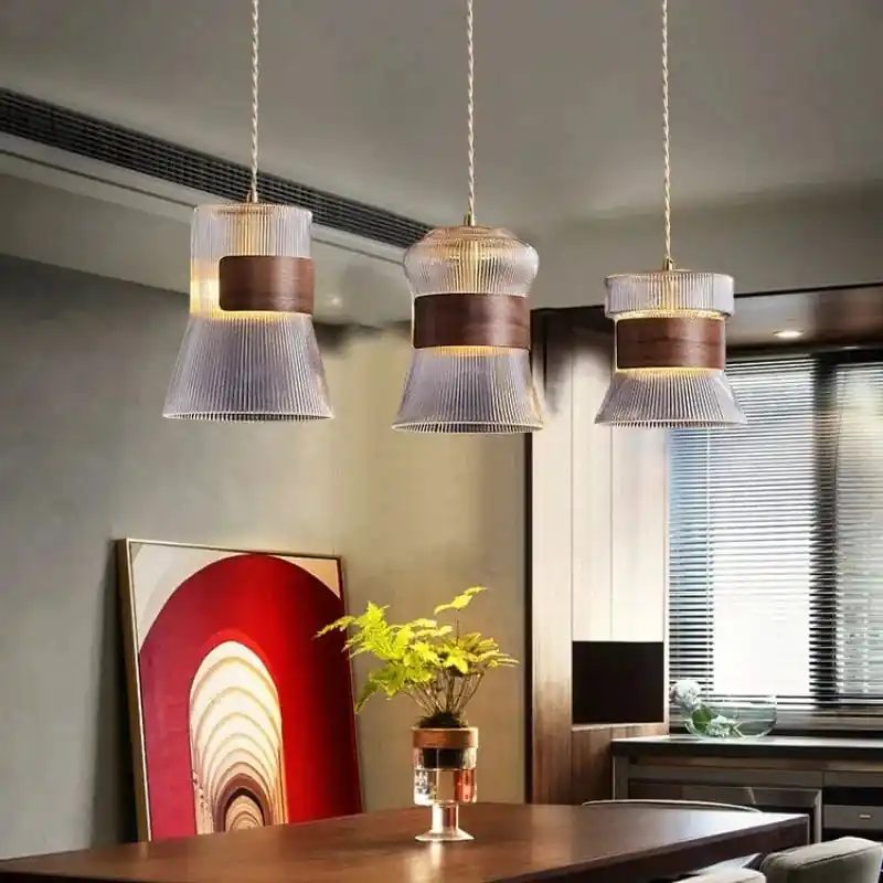 Suspension design en verre transparent avec accents bois et cuivre
