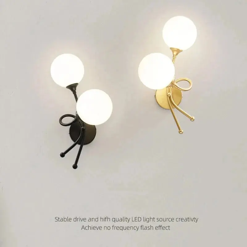 Applique murale LED élégante avec boule de verre pour intérieur.