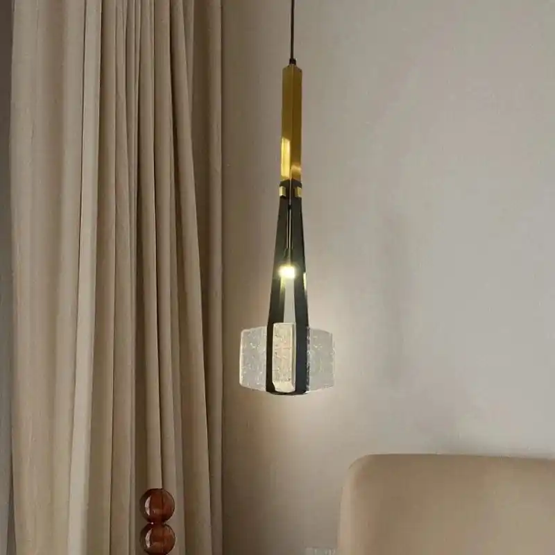 Lampe suspendue en résine et cuir synthétique ajustable en hauteur.