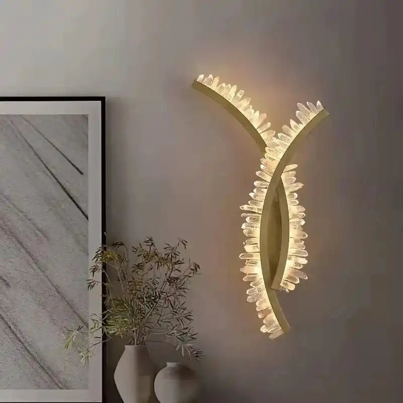 Applique murale en cristal naturel et métal doré pour une ambiance luxueuse