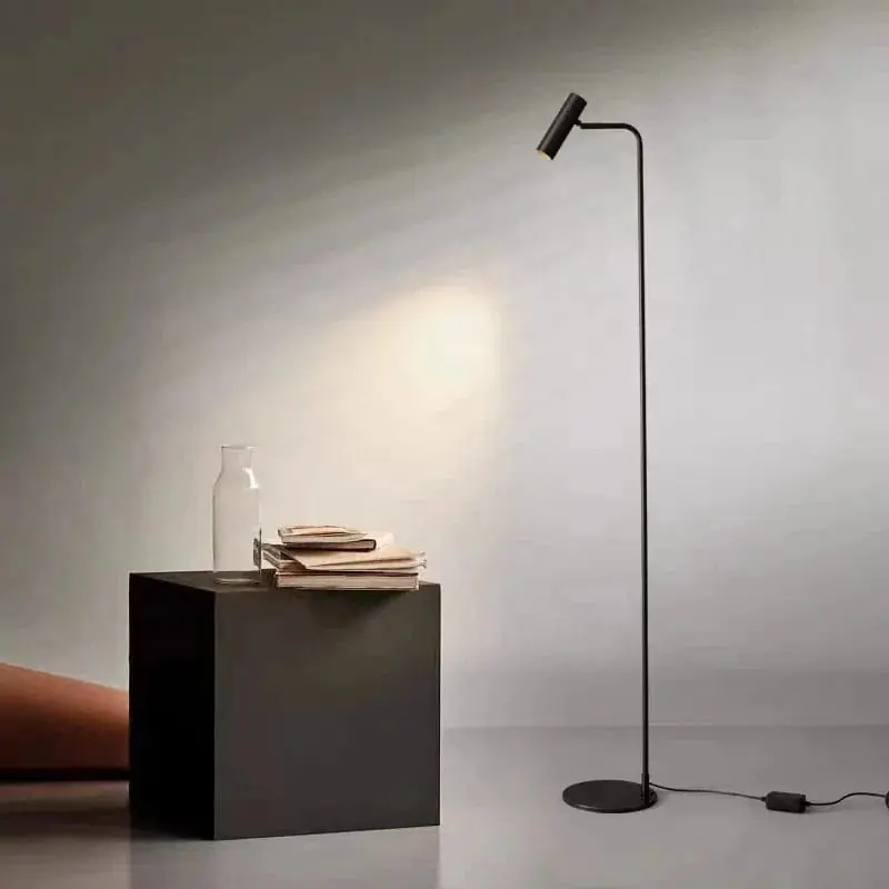 Lampadaire rotatif en laiton minimaliste avec 3 niveaux d'éclairage