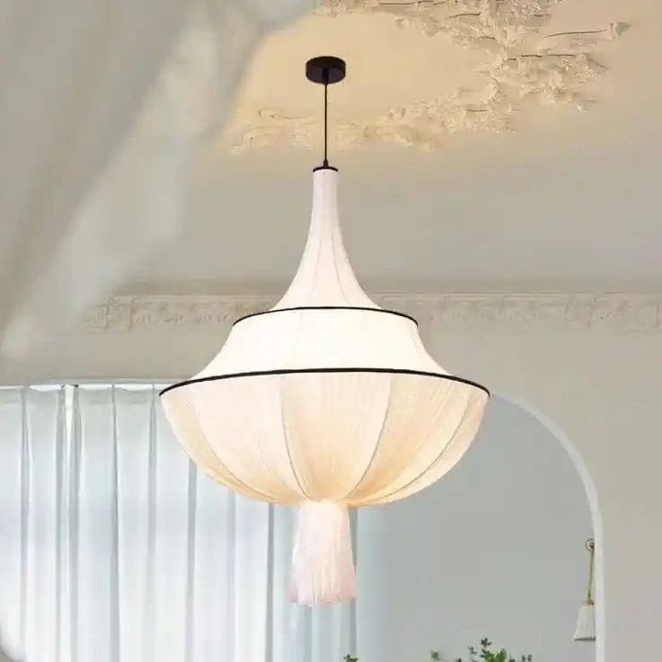 Suspension médiévale française au design artistique nordique