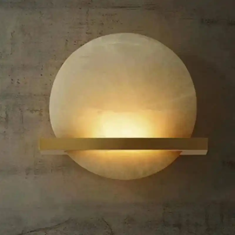 Applique murale ronde en marbre et cuivre naturel pour un intérieur élégant