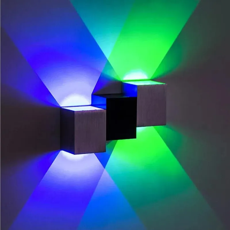 Applique murale LED moderne pour sublimer vos espaces intérieurs et extérieurs.