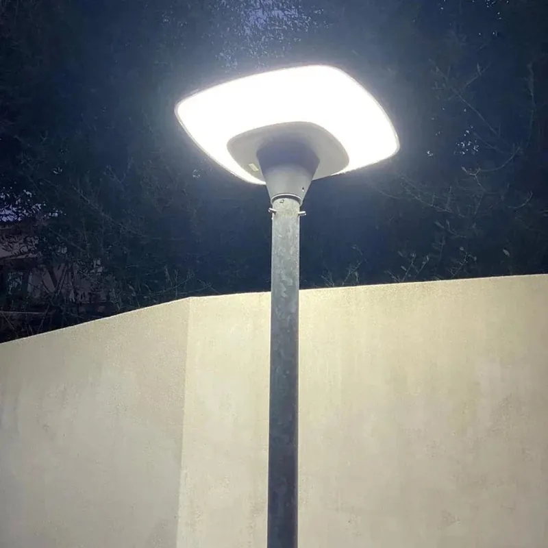 Lampadaire solaire extérieur 360° avec capteur crépuscule-aube