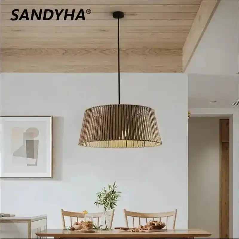 Lustre nordique Sandyha : Corde tissée et lampes LED suspendues.
