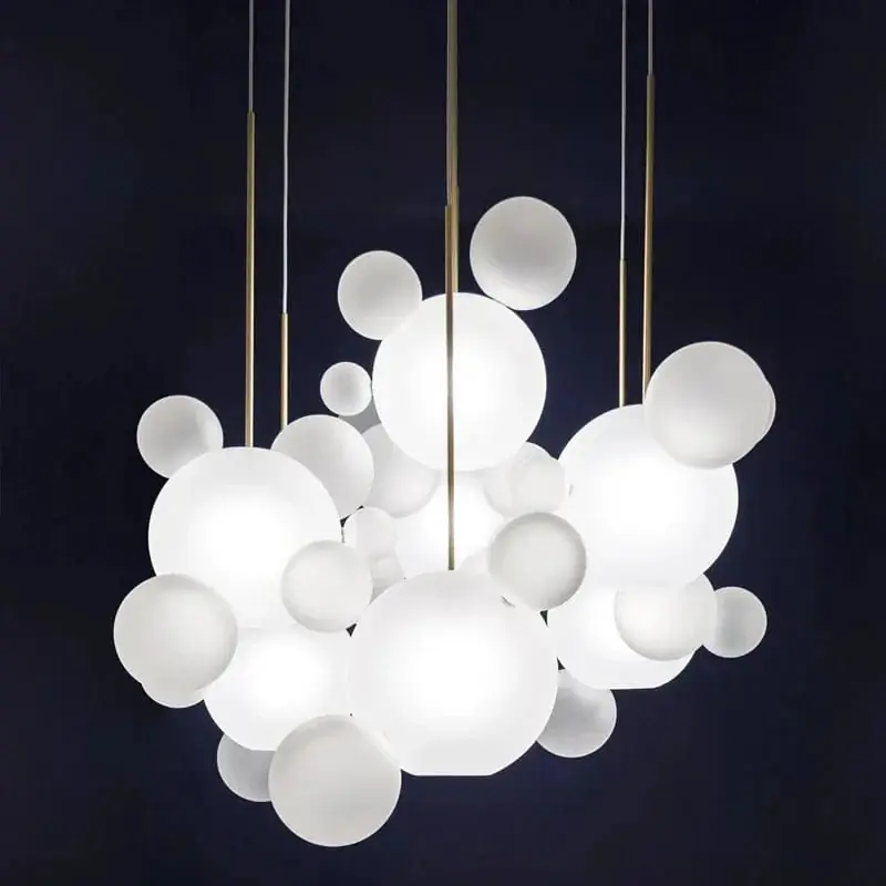 Lustre moderne en verre laiteux avec LED suspendue.