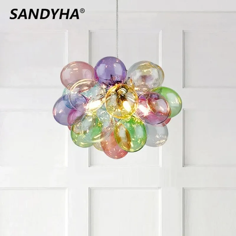 Lustre LED en boule de verre pour une suspension lumineuse et élégante.