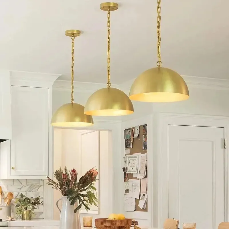 Suspension dorée en laiton américain de style moderne.