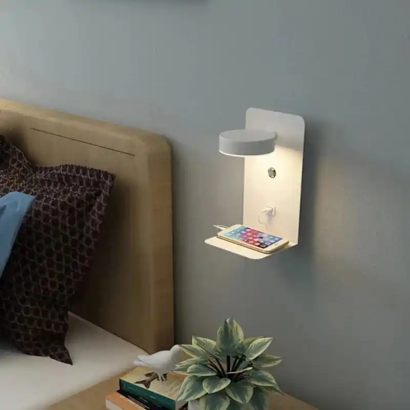 Applique murale LED avec chargeur USB et interrupteur stylisé.