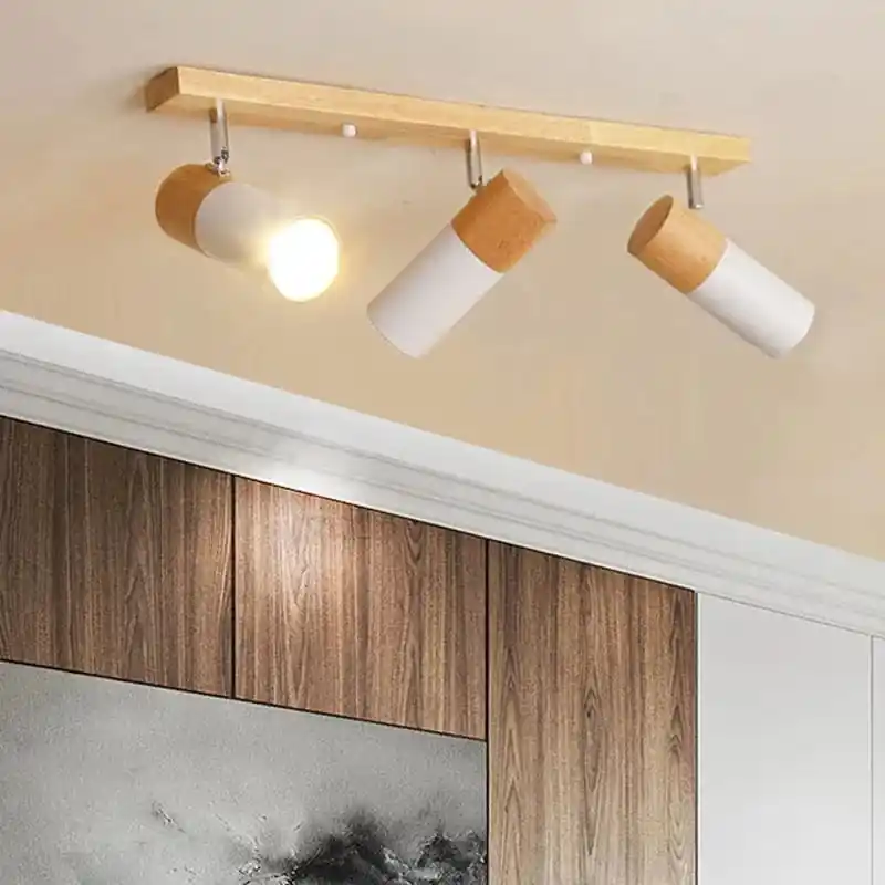 Plafonnier nordique en bois avec spot rotatif et réglable.