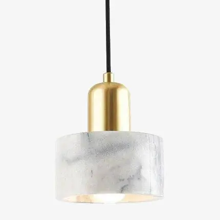 Suspension Luxury LED dorée sur marbre blanc