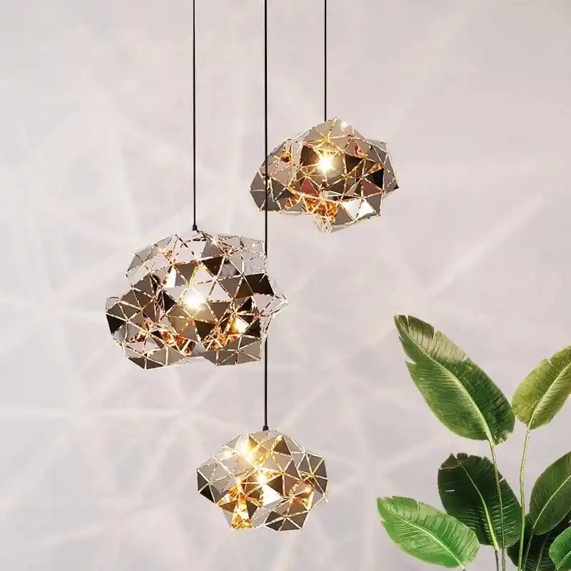 Lustre moderne en acier inoxydable pour une décoration lumineuse.