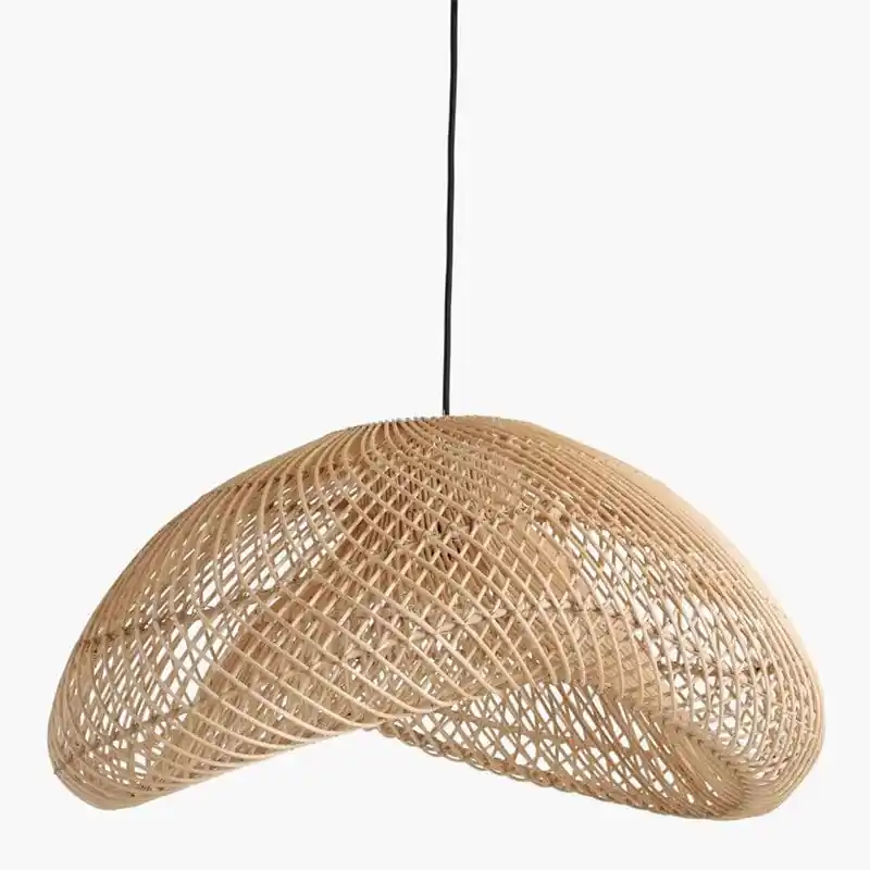 Lustre en rotin fait à la main dans un style Wabi Sabi.