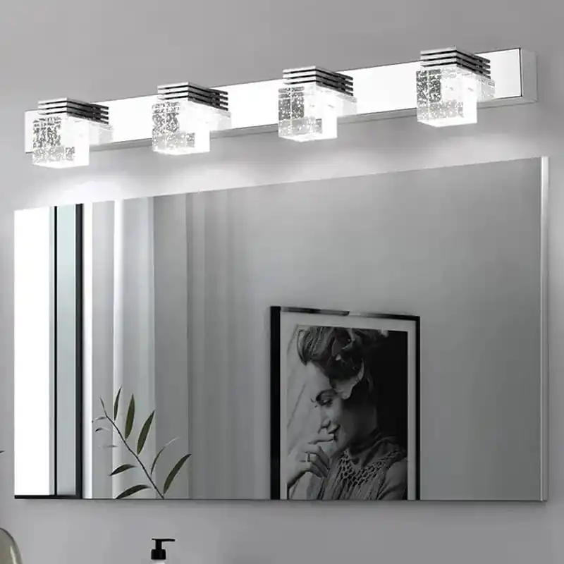 Applique murale en cristal pour une salle de bains moderne
