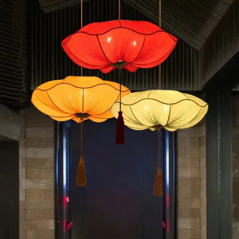 Lanterne chinoise en tissu suspendue, artisanale.