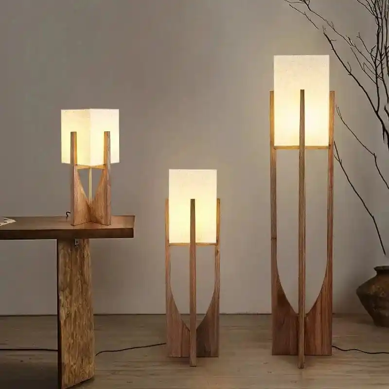 Lampe de sol en bois nordique avec LED et design élégant