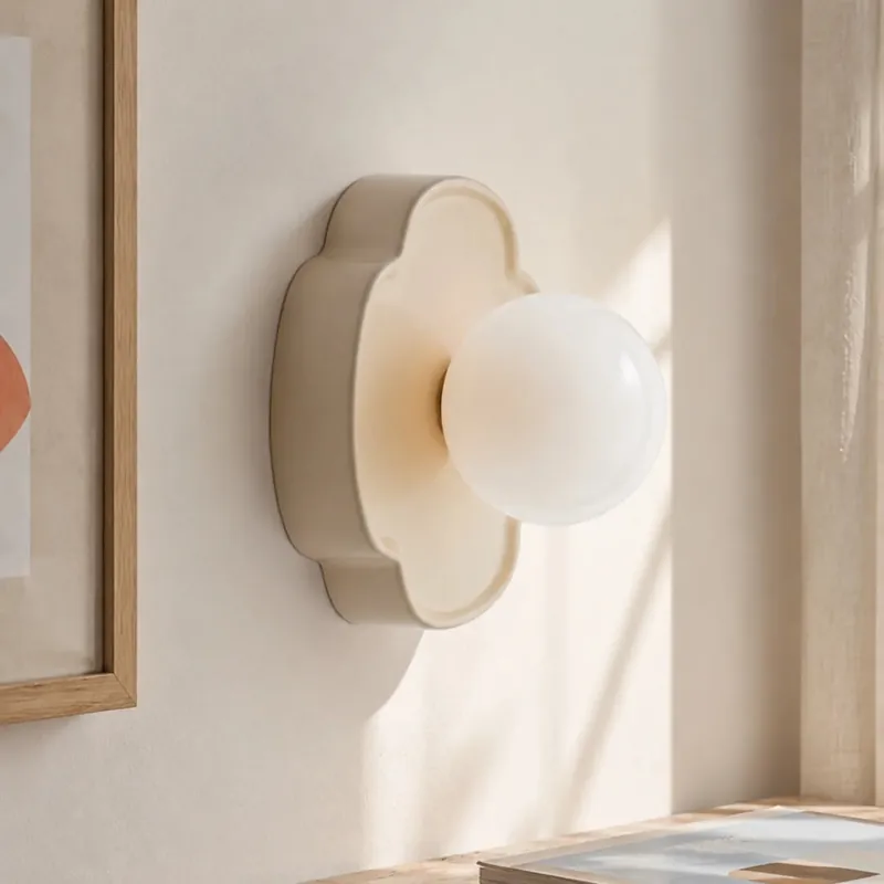 Lampada da parete a sfera in resina moderna Elowen