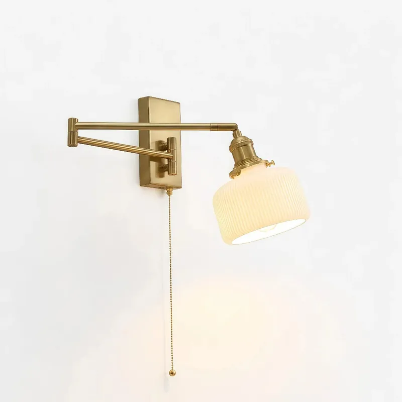 Aplique de pared Estelle retro de cerámica y latón con brazo oscilante