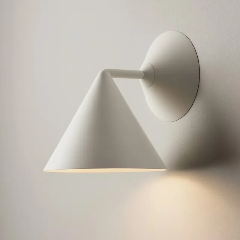 Catherine modern metallvägglampa med avsmalnande form