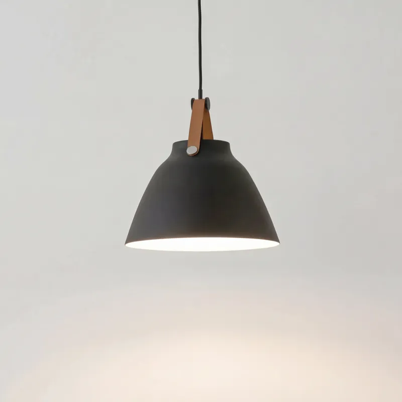 Lampa wisząca z metalowym wisiorem z regulowanym skórzanym paskiem Zorya