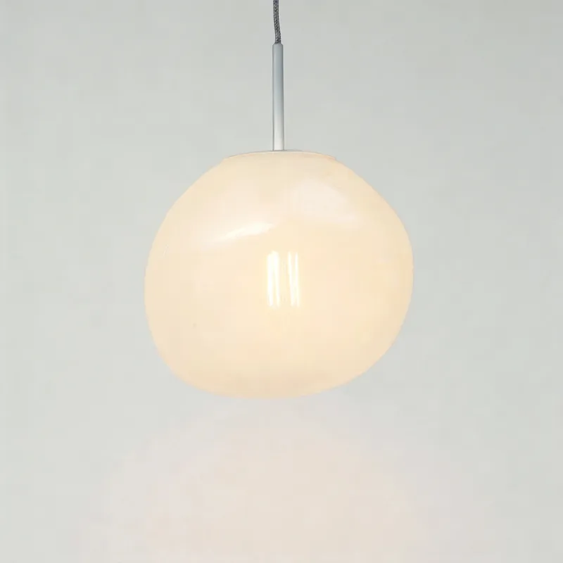 Nowoczesna biała lampa wisząca z mlecznego szkła Thalendra