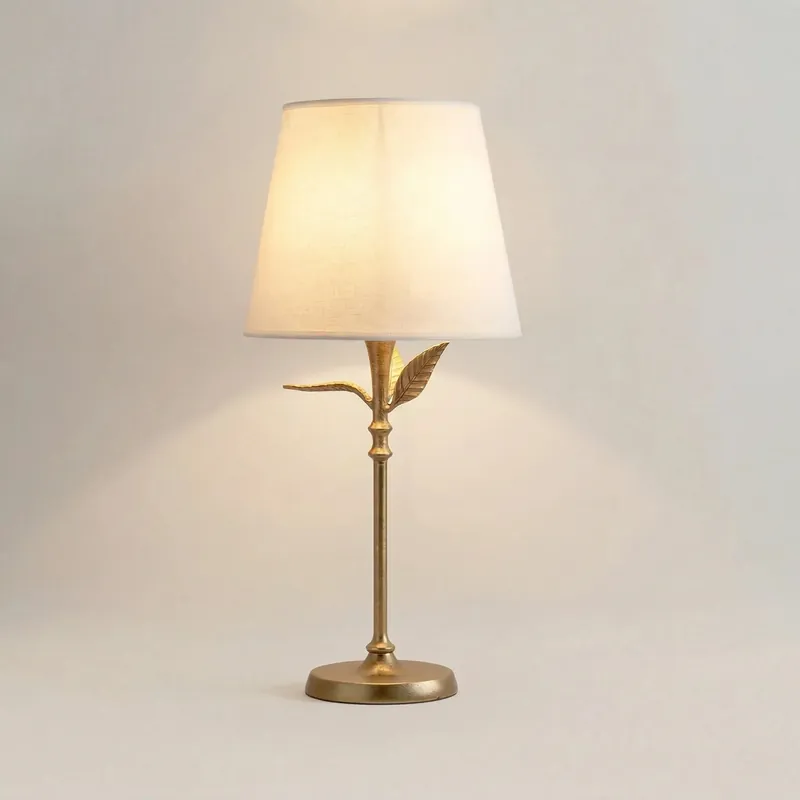 Candeeiro de Mesa em Ferro Forjado Clara Retro Latão