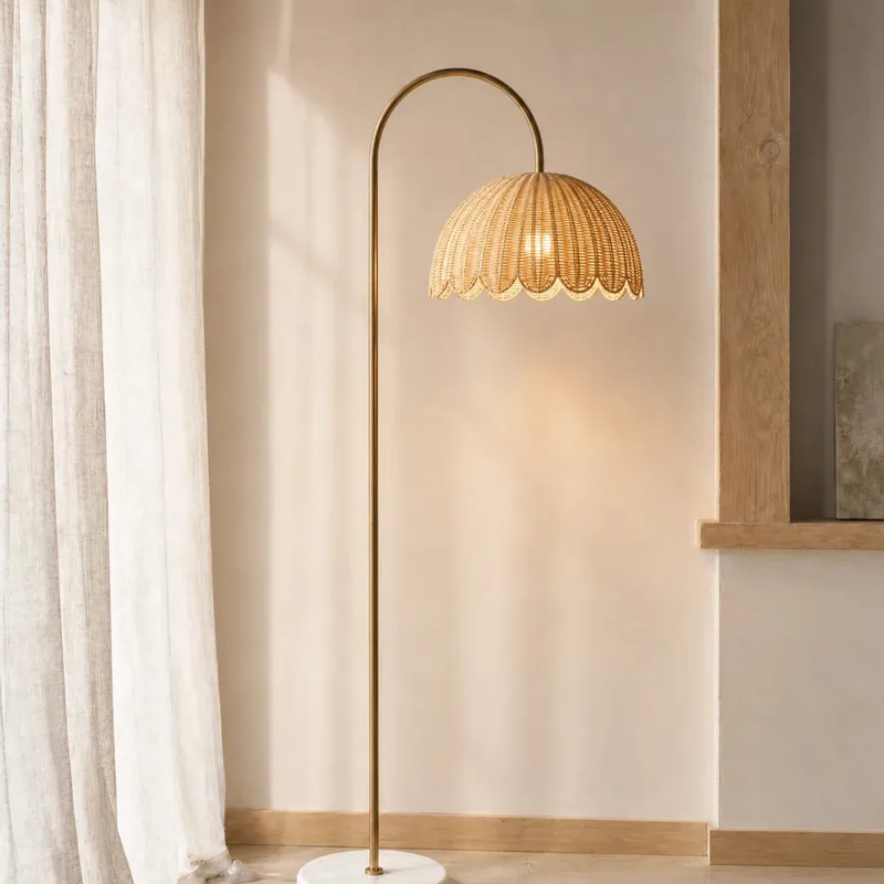 Candeeiro de Pé com Abajur de Ráfia Natural Riley e Base em Madeira