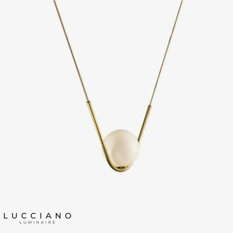 Design en suspension : métal doré, verre