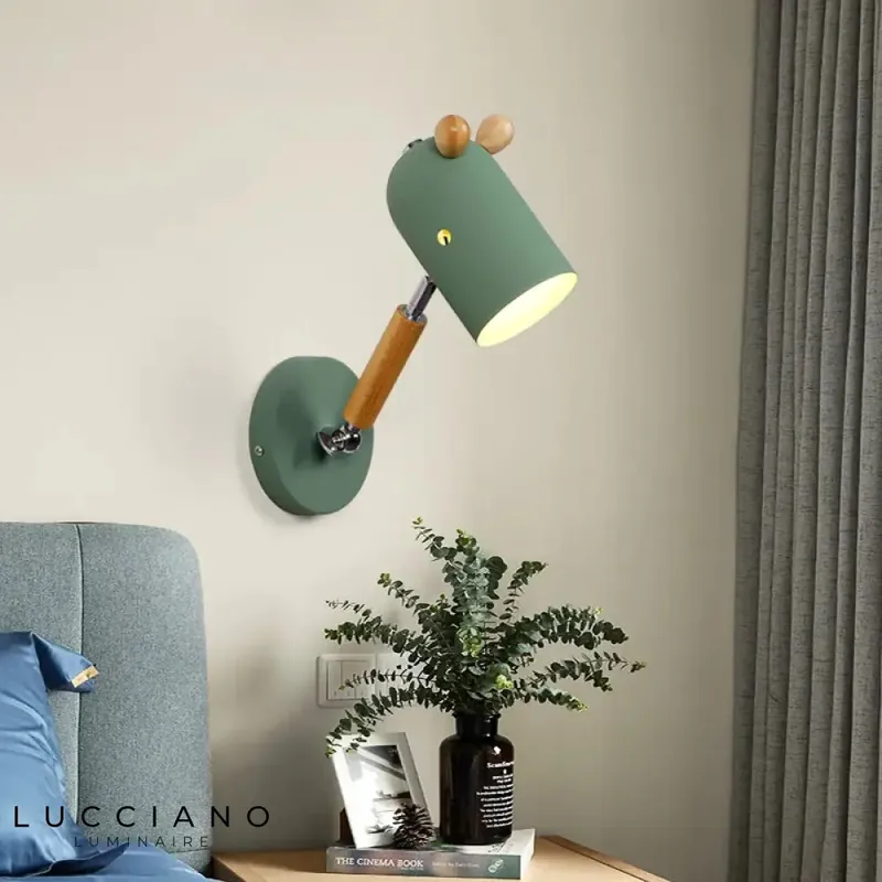 Voici ma suggestion :
Applique murale de chevet ludique et tendre