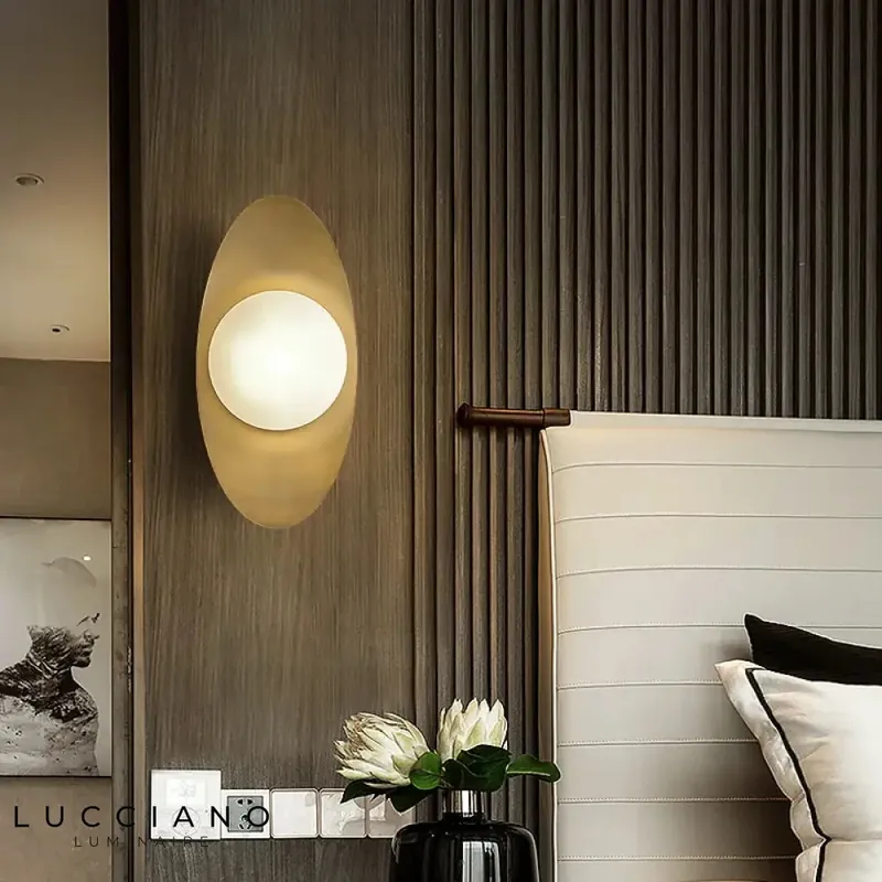 Voici ma proposition :
Applique murale LED design scandinave épuré