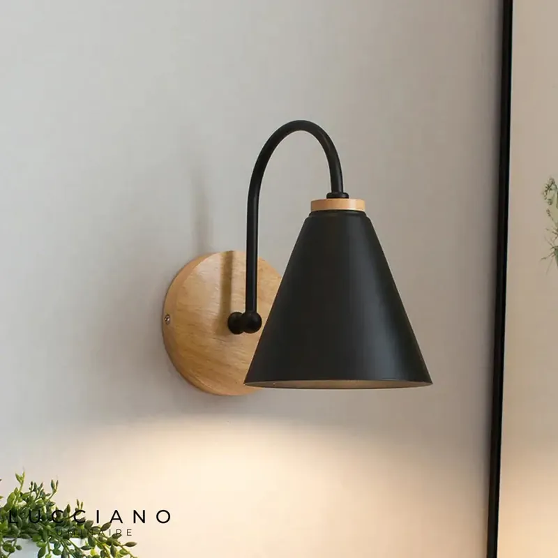 Voici le titre transformé :
Applique murale en bois nordique et design épuré