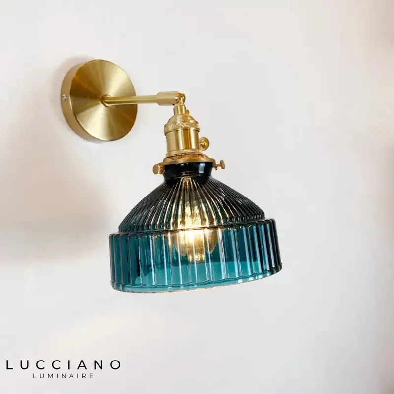 Voici le titre transformé :
Applique murale design élégante laiton lumineux