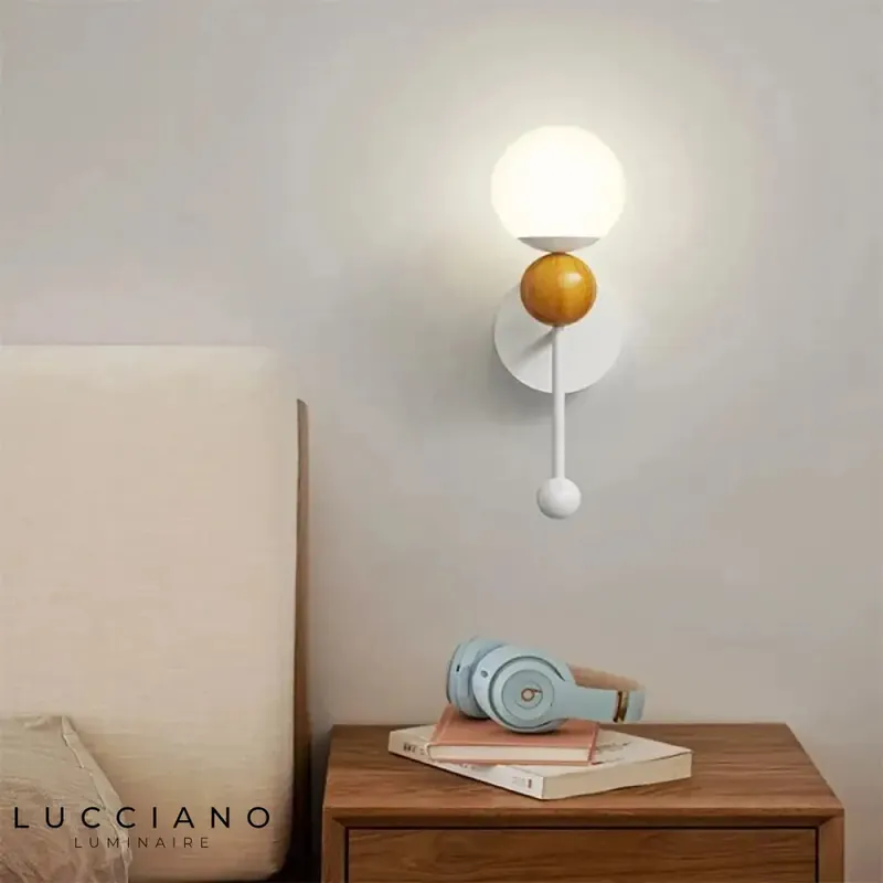 Applique murale LED épurée scandinave élégante.