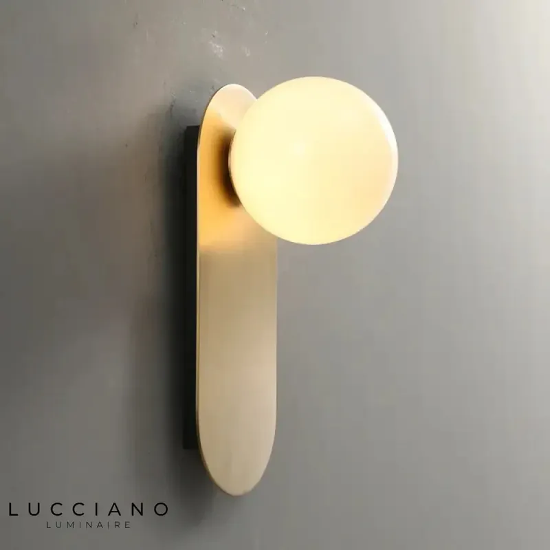 Voici le titre transformé :
Applique murale nordique dorée élégante design
