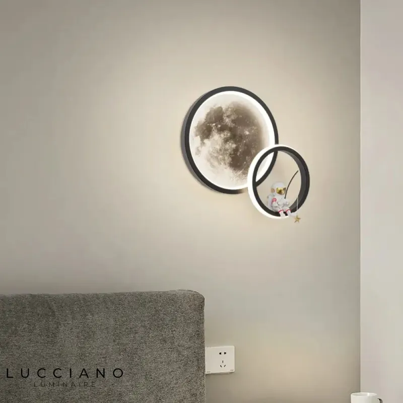 Voici ma proposition :
applique murale d'astronaute ludique chambre enfant