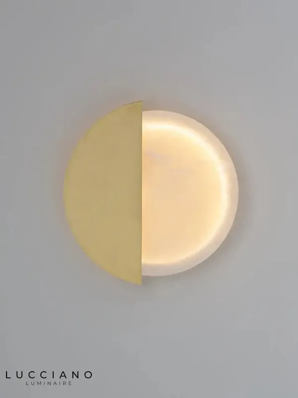 Applique murale en cuivre design minimaliste lumineux.