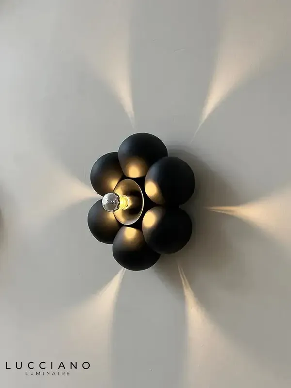 Applique murale minimaliste illuminant espace nature.
