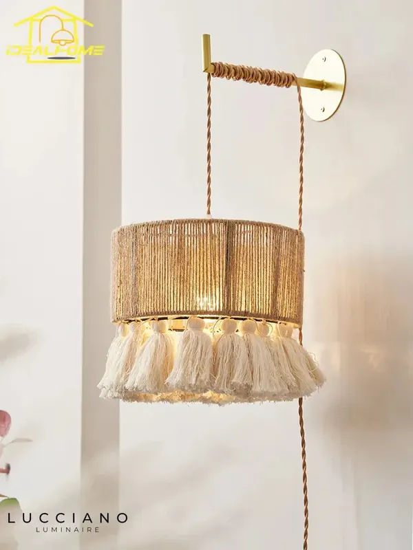 Applique murale en corde naturelle suspendue artisanalement.