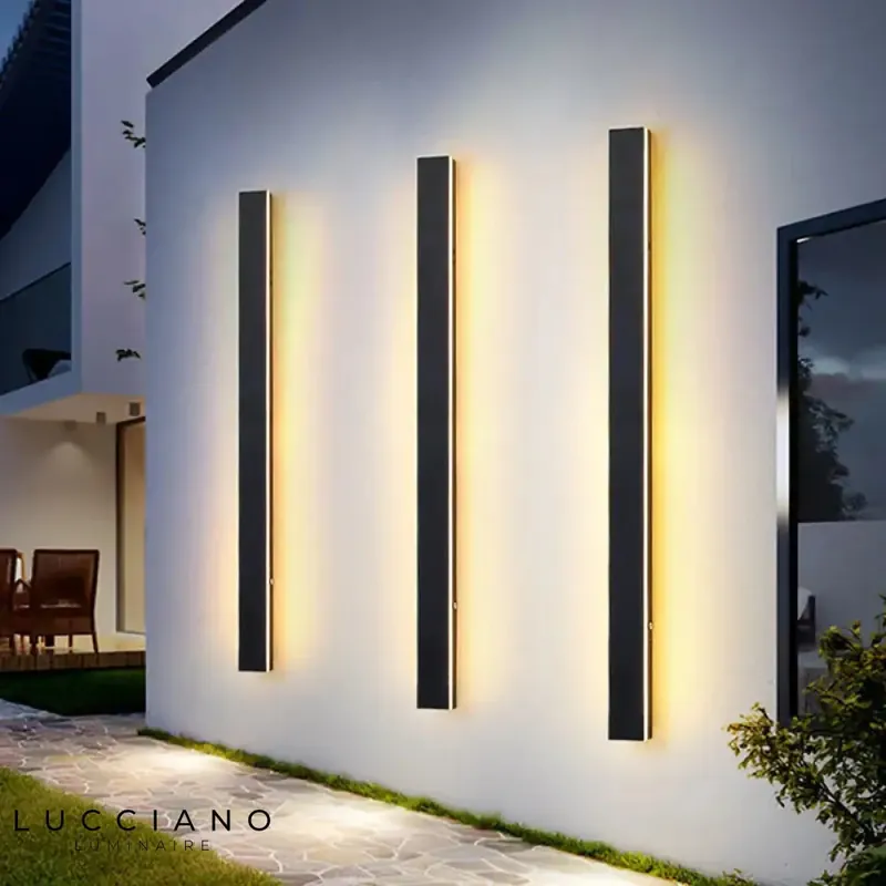 Applique murale extérieure LED design robuste lumineux.