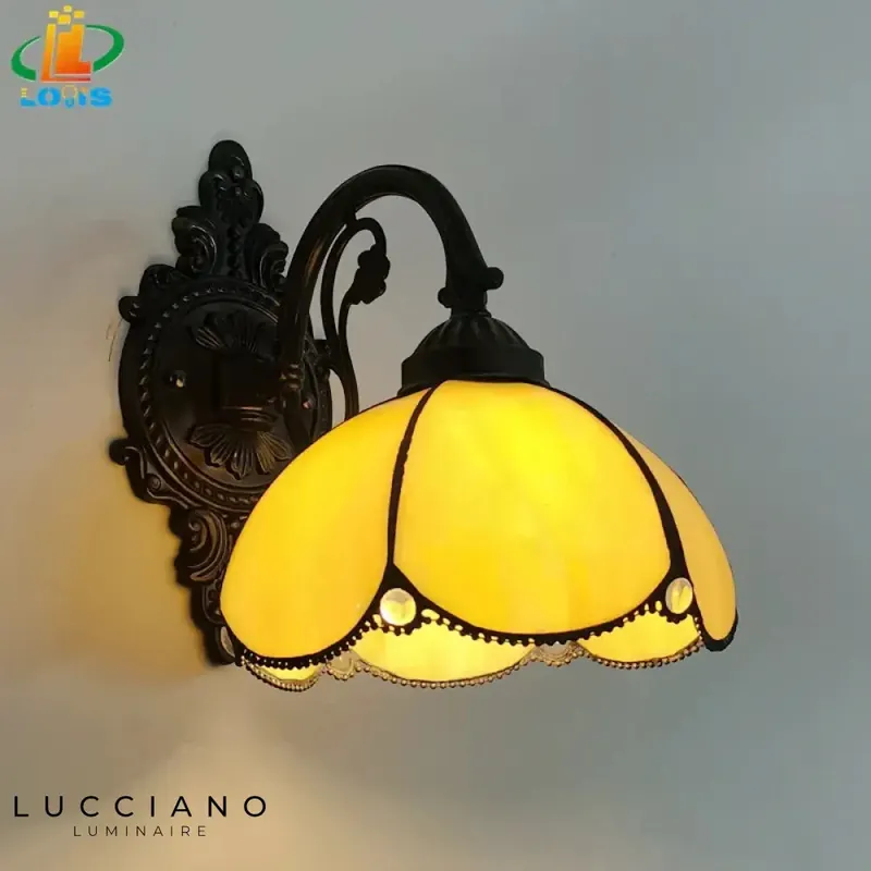 Applique murale en verre méditerranéen, luminosité chaleureuse.