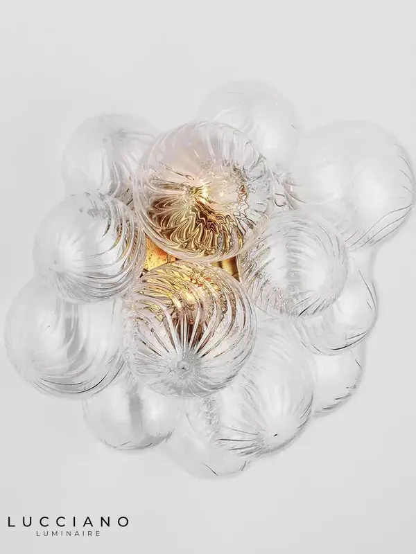 Applique murale en cuivre: luminosité contemporaine épurée.