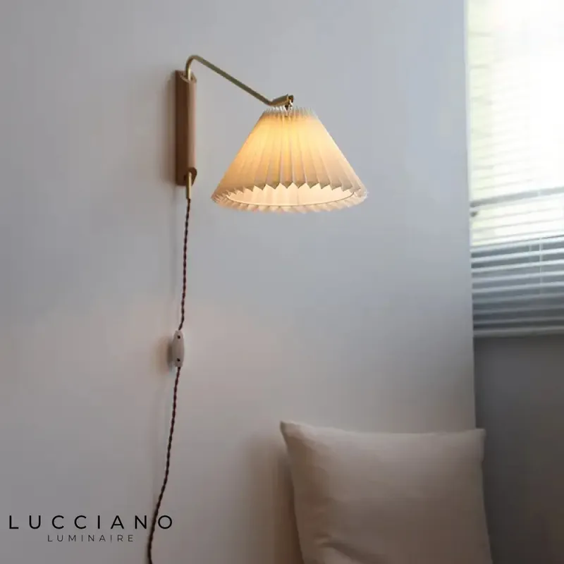 Applique murale en cuivre, design moderne pivotant.